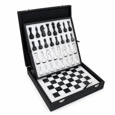 Coffret ouvert en marbre blanc et noir avec pièces rangées et échiquier intégré