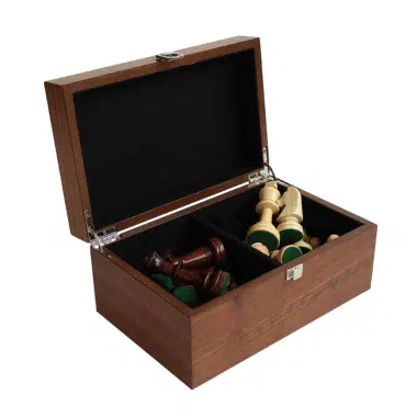 Coffret de rangement en bois de noyer ouvert avec pièces d'échecs rangées