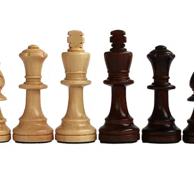 Pièces d'échecs bicolores alignées, hauteur de roi 9 cm