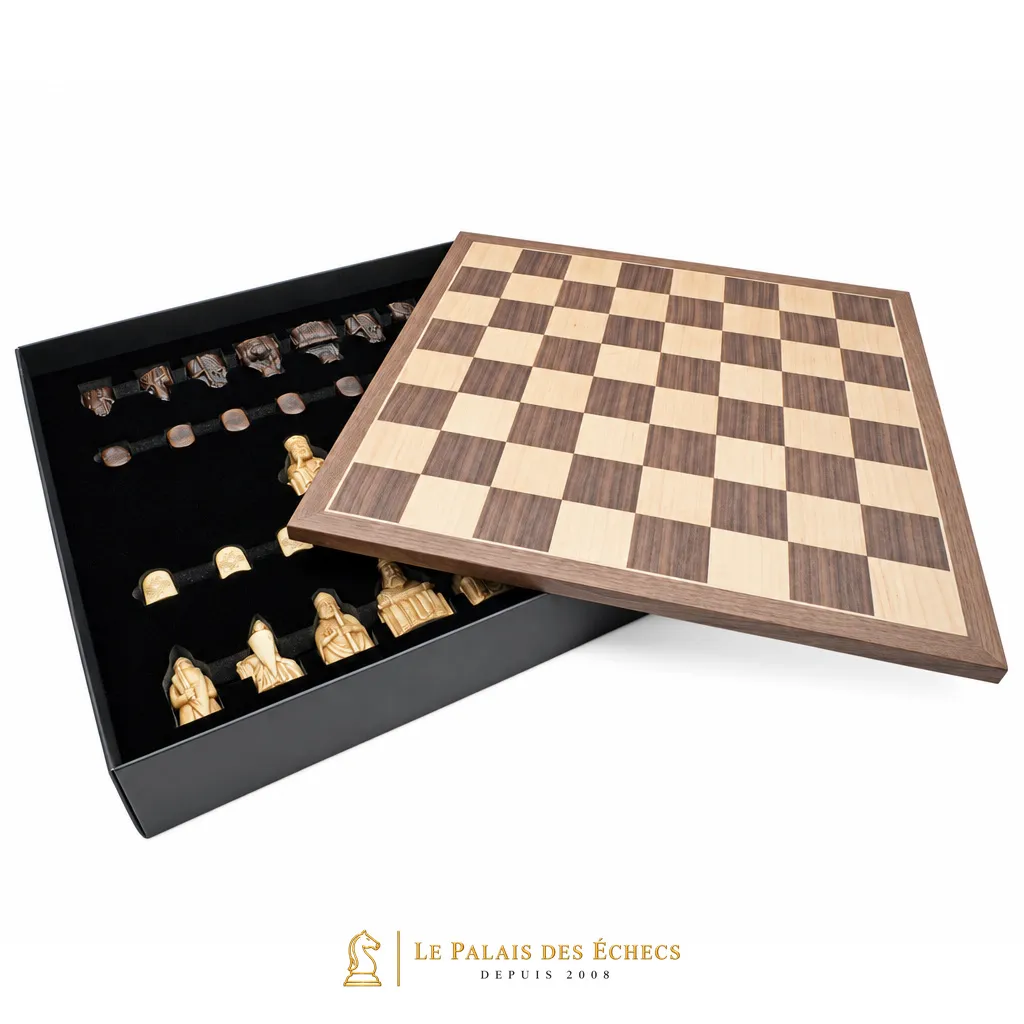 Coffret de rangement ouvert avec échiquier et pièces Ile de Lewis rangées