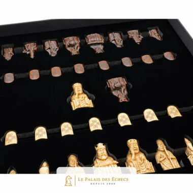 Coffret de rangement Ile de Lewis, vue en angle des pièces rangées dans leurs compartiments