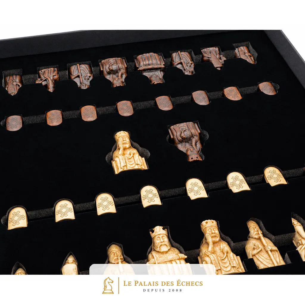 Coffret de rangement Ile de Lewis, vue en angle des pièces rangées dans leurs compartiments