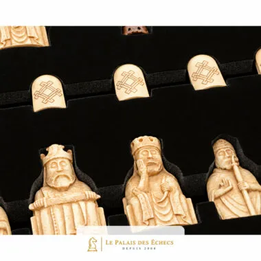 Coffret de rangement Ile de Lewis, pions et pièces disposés dans leur logement