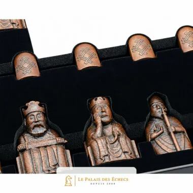 Pièces Ile de Lewis rangées dans leur coffret, roi, évêque et reine visibles