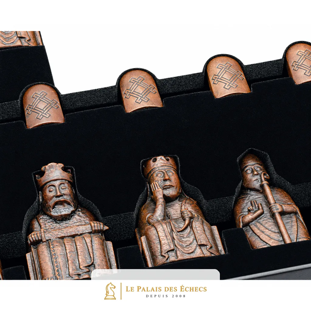 Pièces Ile de Lewis rangées dans leur coffret, roi, évêque et reine visibles