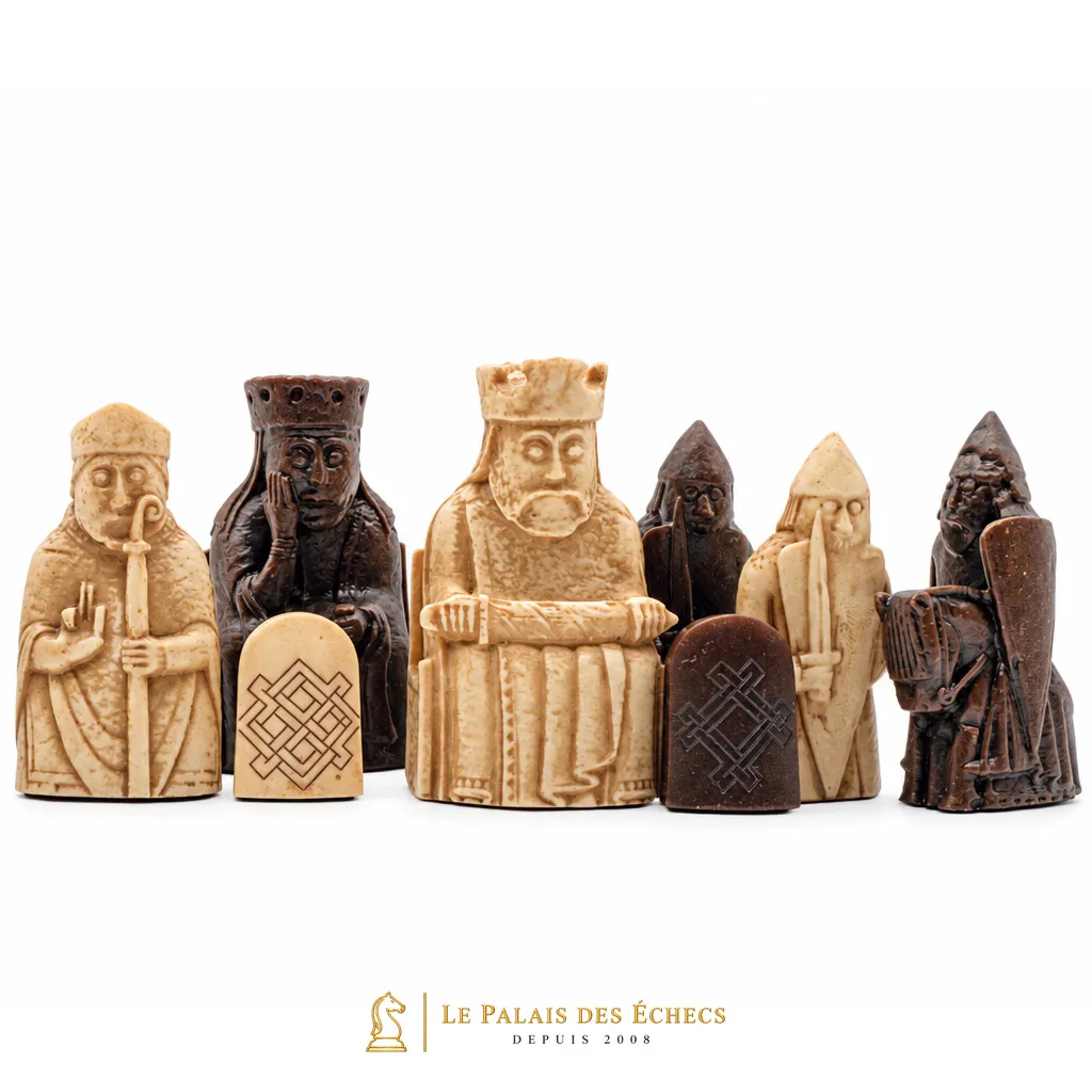 Pièces d'échecs Ile de Lewis, rois, reines et guerriers sculptés face à face