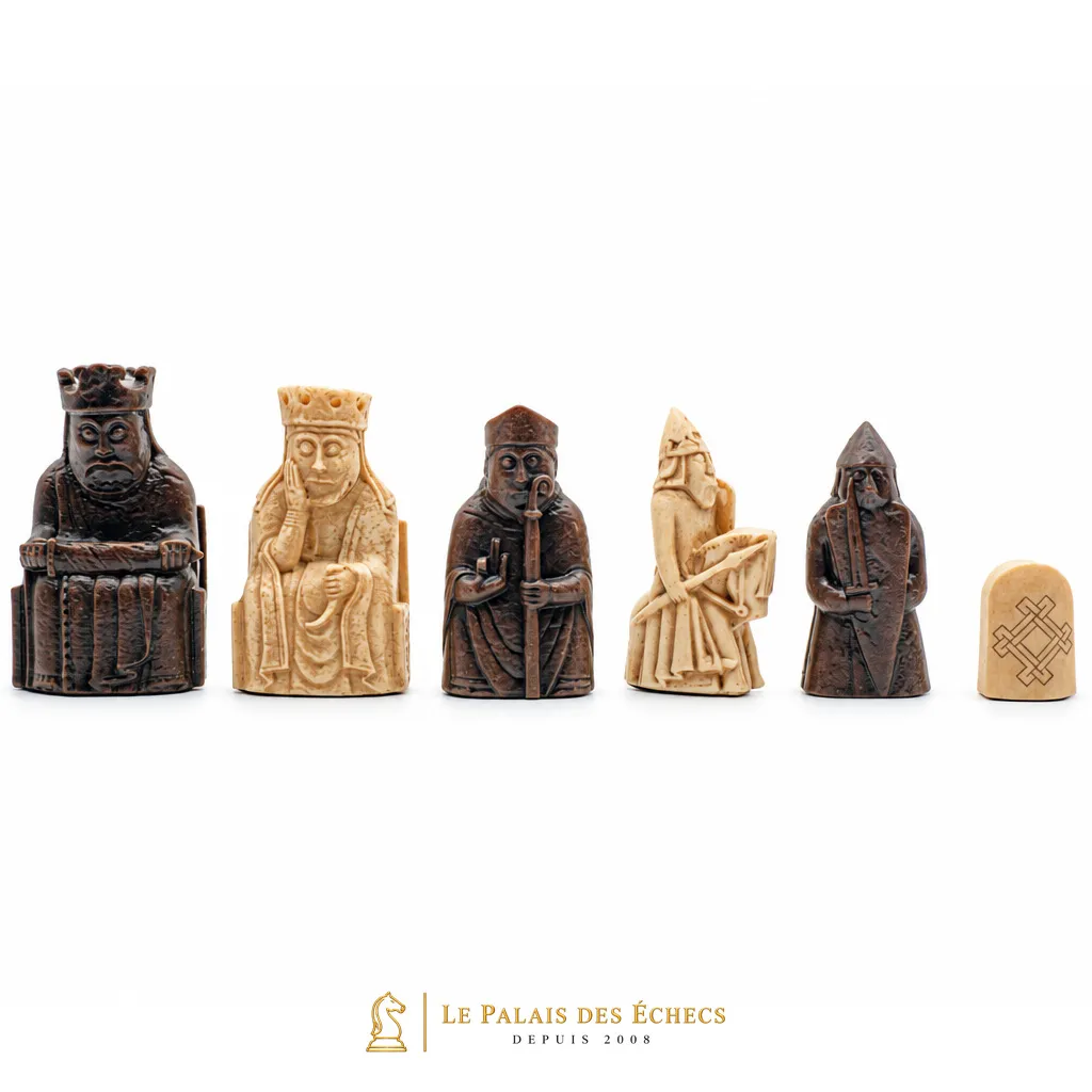 Pièces d'échecs Ile de Lewis, alignement de rois, reines et cavaliers sculptés