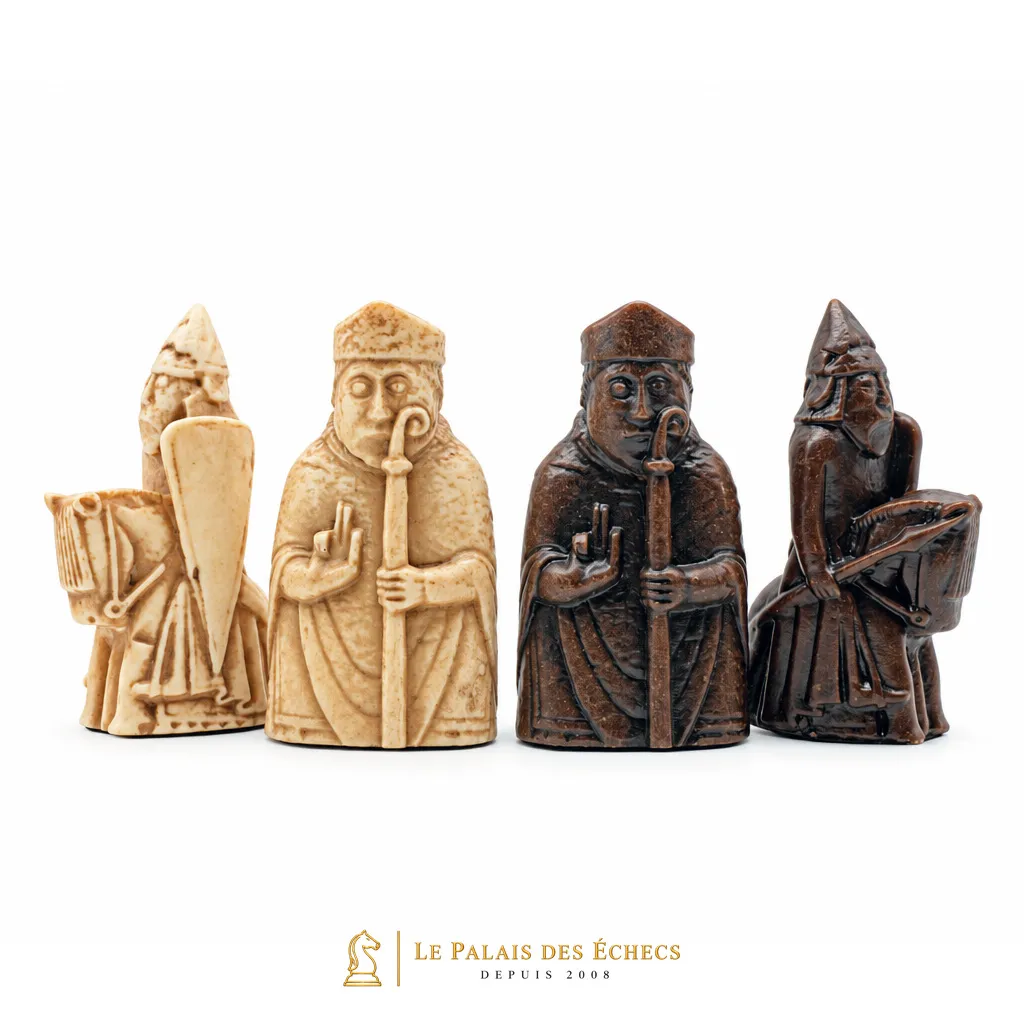 Pièces d'échecs Ile de Lewis, détail des rois et évêques sculptés