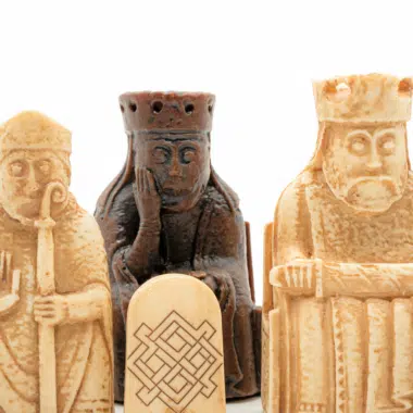 Ensemble d’Échecs Isle of Lewis – Pièces & Échiquier avec Coffret de Présentation