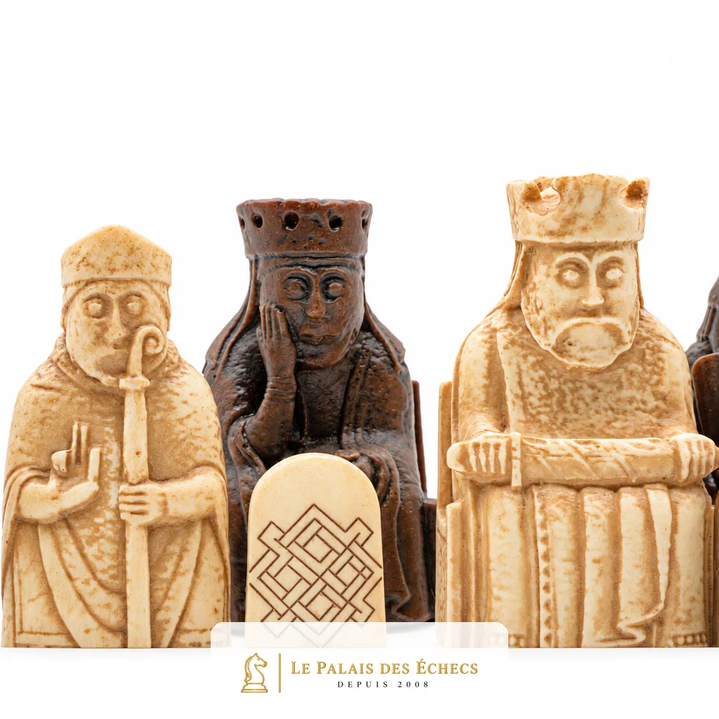Pièces d'échecs Ile de Lewis, gros plan sur rois et évêque sculptés
