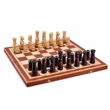 Jeu d'Echecs du Château II installé sur l'échiquier en bois pliable