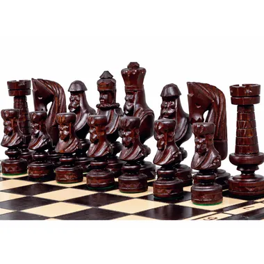 Pièces d'échecs César II, détail des figures sculptées en bois foncé