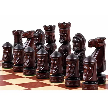 Pièces sombres du jeu d'échecs du Château II avec visages sculptés