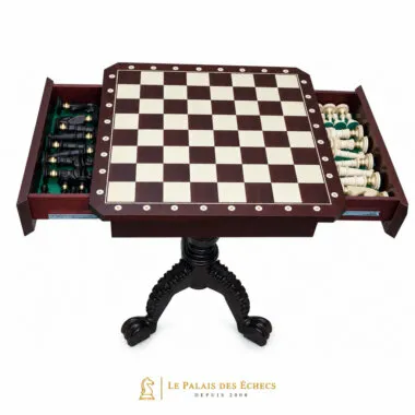Table d'échecs ouverte montrant les tiroirs latéraux remplis de pièces