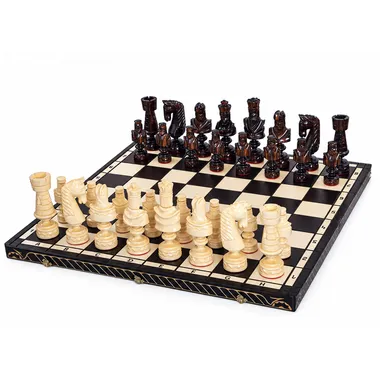 Jeu d'échecs César complet avec pièces sculptées sur échiquier noir et crème