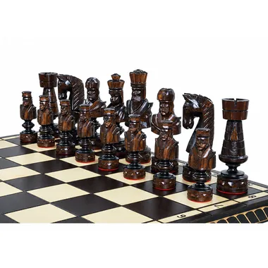 Pièces d'échecs César sombres sculptées représentant des personnages détaillés