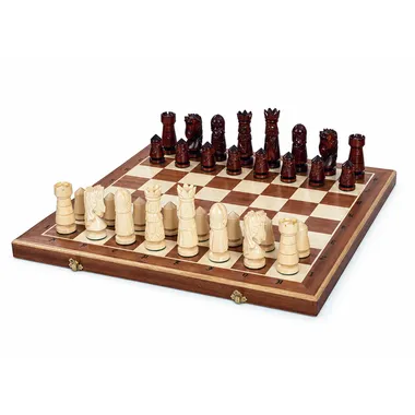 Jeu d'échecs du Château grand format, pièces sculptées face à l'échiquier en bois