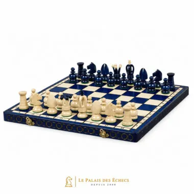 Jeu d'échecs en bois pliable bleu, pièces en place sur l'échiquier
