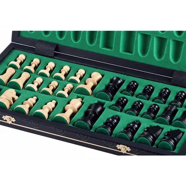 Coffret de rangement ouvert avec pièces Staunton noires et blanches sur feutrine verte