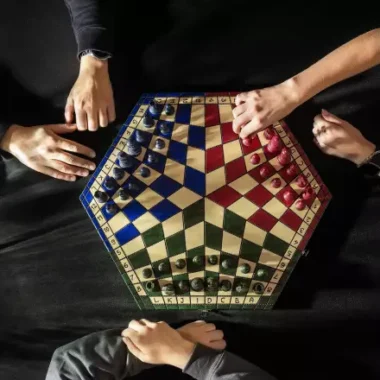Jeu d’Echecs à 3 Joueurs en Bois – Coffret Hexagonal Tricolore avec Pièces Staunton