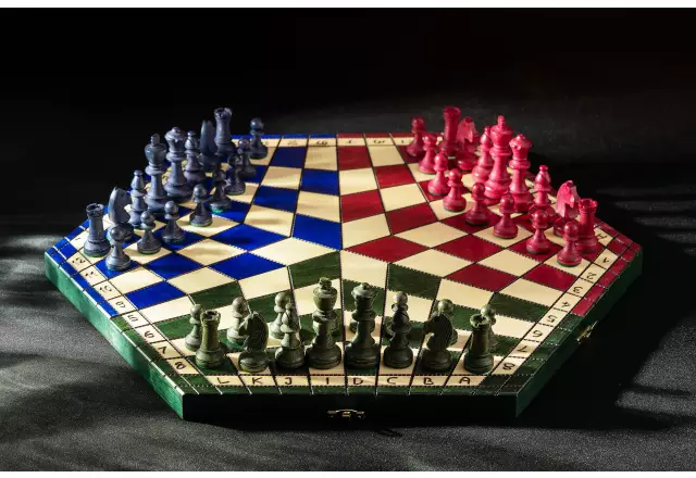 Jeu d’Echecs à 3 Joueurs en Bois – Coffret Hexagonal Tricolore avec Pièces Staunton