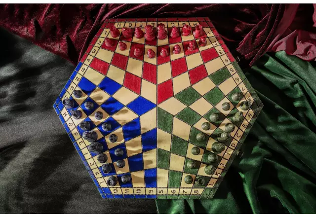 Jeu d’Echecs à 3 Joueurs en Bois – Coffret Hexagonal Tricolore avec Pièces Staunton