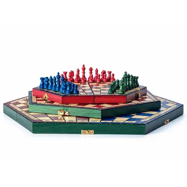 Jeu d'échecs à 3 joueurs avec pièces Staunton disposées sur l'échiquier