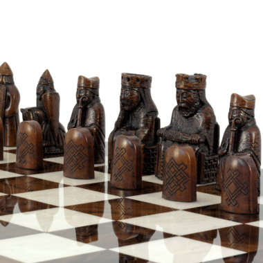 Jeu d’Echecs Grand Format 60 cm – Pièces en Résine Reproduction Ile de Lewis