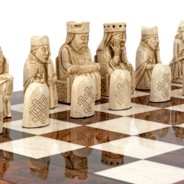 Jeu d’Echecs Grand Format 60 cm – Pièces en Résine Reproduction Ile de Lewis