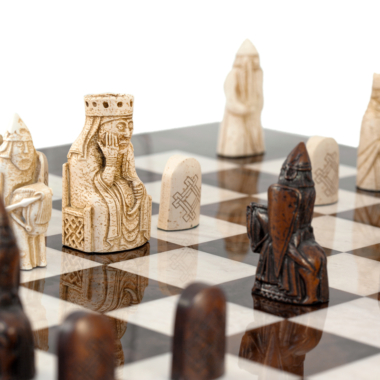 Jeu d’Echecs Grand Format 60 cm – Pièces en Résine Reproduction Ile de Lewis