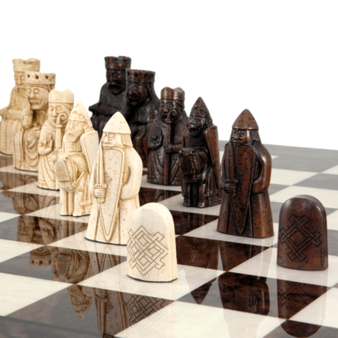 Jeu d’Echecs Grand Format 60 cm – Pièces en Résine Reproduction Ile de Lewis