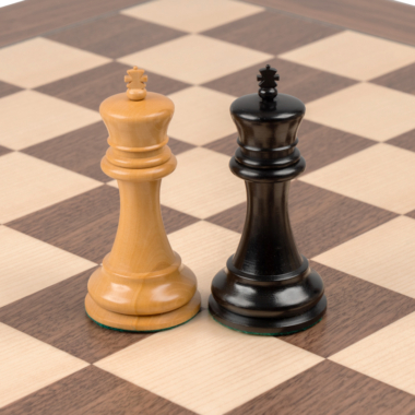 Jeu d’Échecs Staunton 1890 de Luxe en Bois de Buis et Ébène avec Échiquier en Noyer et Érable – Roi 8,9 cm