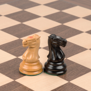 Jeu d’Échecs Staunton 1890 de Luxe en Bois de Buis et Ébène avec Échiquier en Noyer et Érable – Roi 8,9 cm