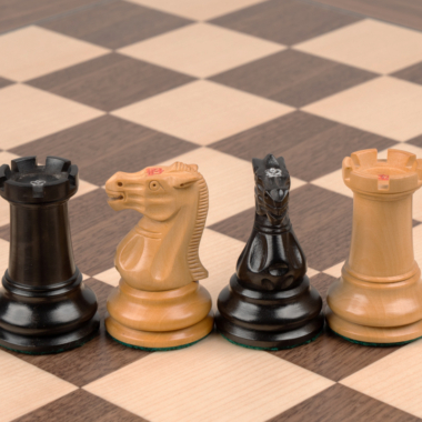 Jeu d’Échecs Staunton 1890 de Luxe en Bois de Buis et Ébène avec Échiquier en Noyer et Érable – Roi 8,9 cm
