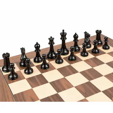 Pièces noires en ébène du jeu Staunton 1869 alignées sur l'échiquier en noyer