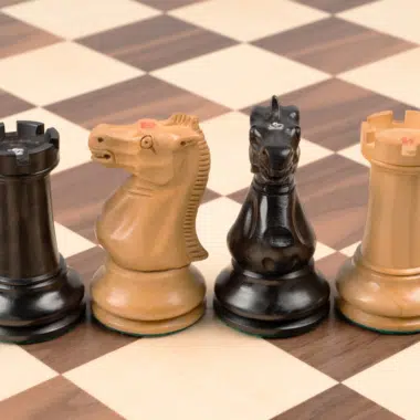 Jeu d’Échecs Staunton 1869 de Luxe en Ébène et Noyer avec Échiquier en Noyer et Érable – Roi 10,16 cm