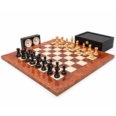 Ensemble d'échecs Staunton complet avec échiquier en loupe, pendule et coffret