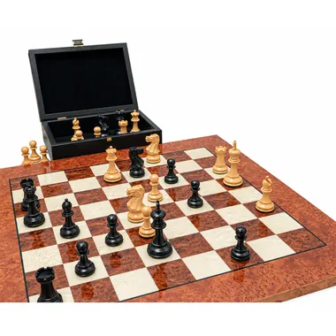 Coffret de rangement ouvert avec pièces d'échecs noires et naturelles sur l'échiquier