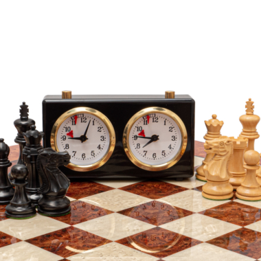 Ensemble d’Échecs Staunton de Luxe en Ébène et Buis avec Échiquier en Loupe de Bruyère et Orme – Roi 7,6 cm
