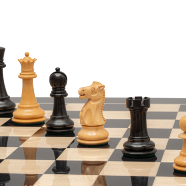 Jeu d’Échecs Staunton Noir et Blanc en Ébène et Buis avec Échiquier en Anegre Noir et Érable – Roi 8,9 cm