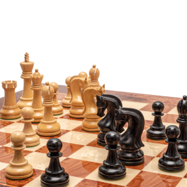 Grand Jeu d’Echecs de Salon en Bois de Buis Ebonisé avec Echiquier en Loupe d’Orme et d’Erable – Format Luxe