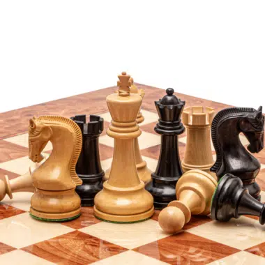 Grand Jeu d’Echecs de Salon en Bois de Buis Ebonisé avec Echiquier en Loupe d’Orme et d’Erable – Format Luxe