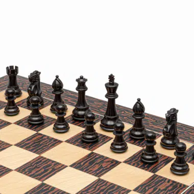 Ensemble de Jeu d’Echecs Classic Staunton en Bois de Buis et Echiquier en Bois d Erable et Ebène « tigre » – 55 x 55 cm