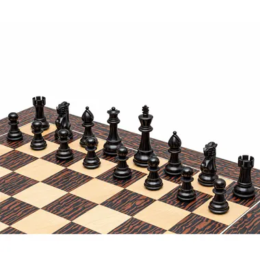 Pièces noires alignées sur l'échiquier en érable et ébène tigré, vue diagonale