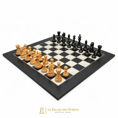 Ensemble complet d'échecs noir et blanc, pièces en position de départ sur l'échiquier