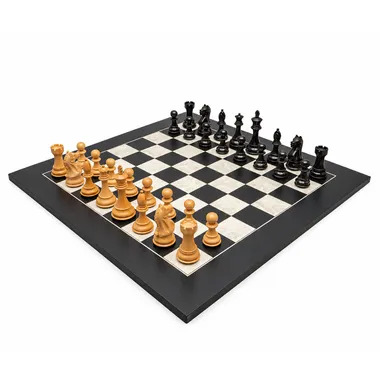 Ensemble complet d'échecs noir et blanc, pièces en position de départ sur l'échiquier