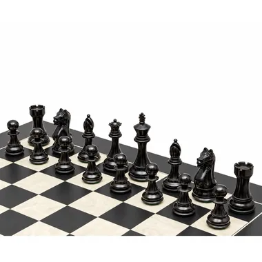 Pièces d'échecs noires ébonisées alignées sur l'échiquier en bois d'érable
