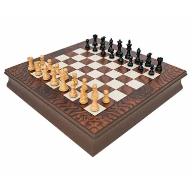 Ensemble d'échecs Kingsclere en bois d'ébène et de noyer, vue d'ensemble sur échiquier