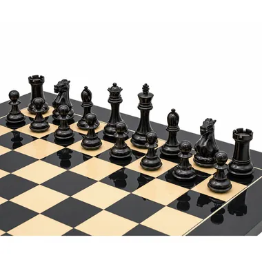 Pièces noires du jeu d'échecs Staunton de luxe alignées sur l'échiquier
