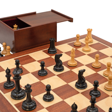 Jeu d’Échecs de Luxe Londres 1850 en Ébène et Buis avec Échiquier en Acajou et Bouleau